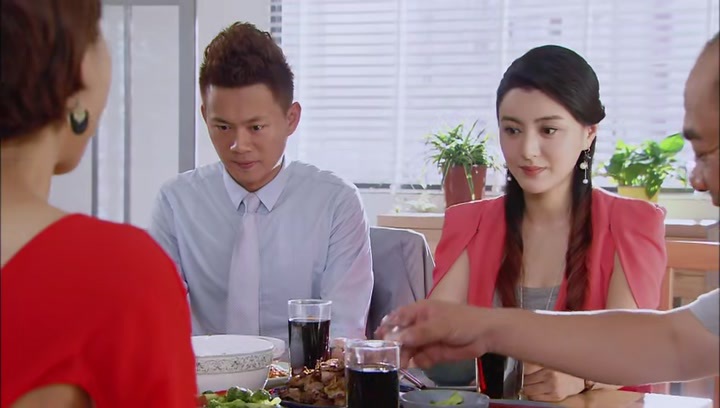 幸福美丽绽放:女儿结婚遭父亲为难,果断送上大礼,当场以牙还牙