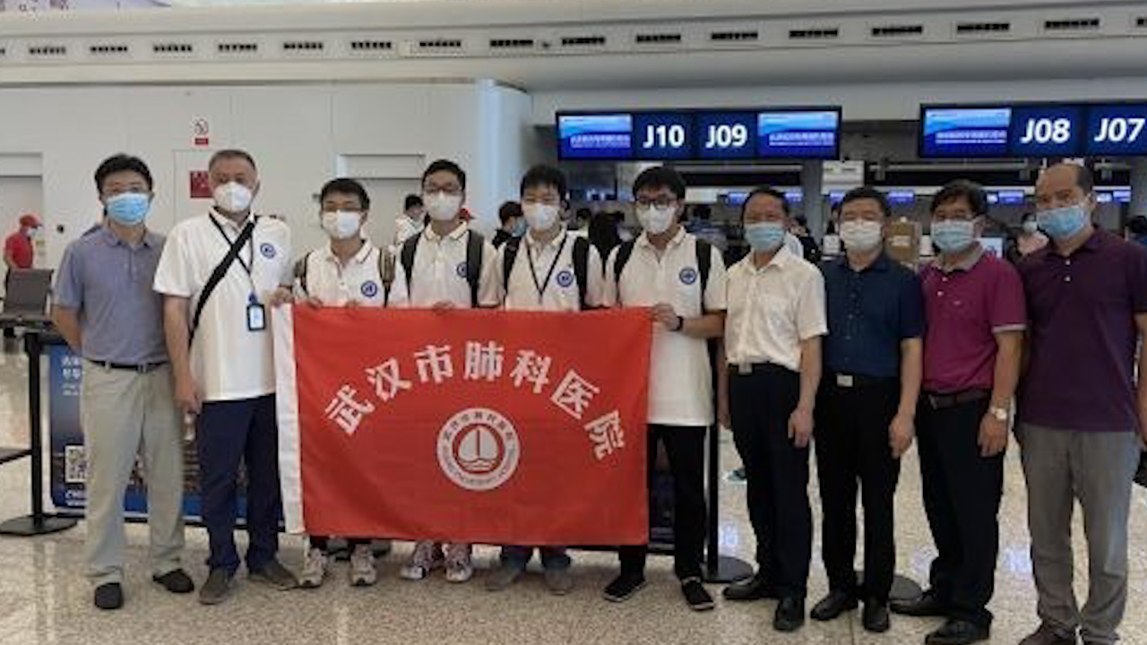 武汉医务人员抵达新疆