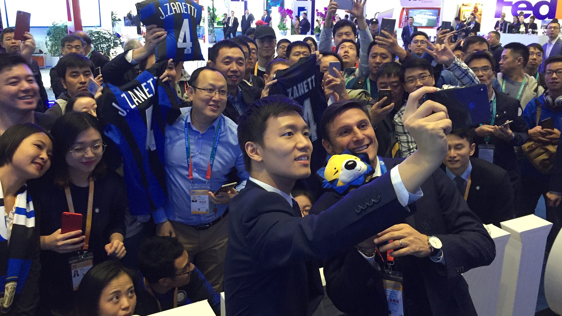 张康阳萨内蒂现身引轰动!同球迷亲切合影 高喊国米加油