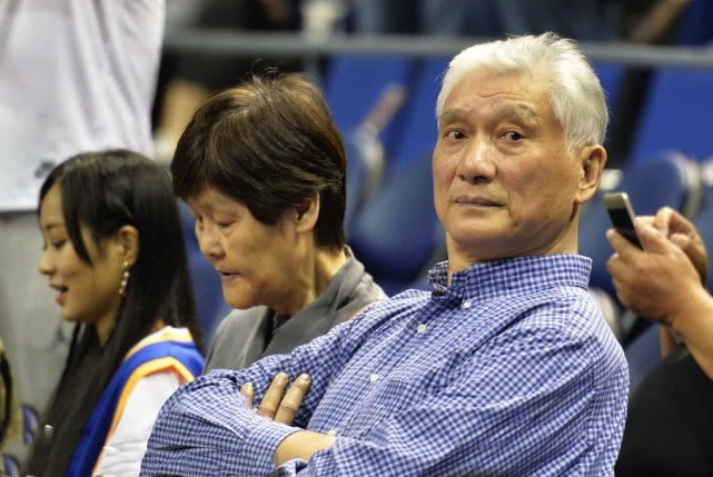 姚明父亲姚志源在上海菜市场买菜引路人注视 2米08身高太抢眼