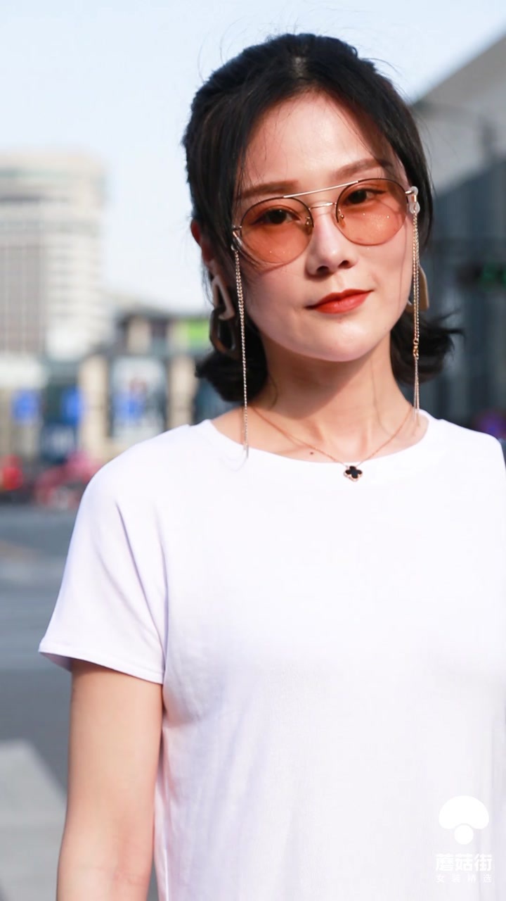 实拍杭州街拍美女,三位长发小姐姐你最喜欢谁?