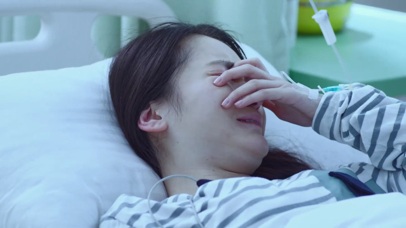 女孩跟人私奔,刚生完孩子男人却跑了,只好把孩子扔厕所