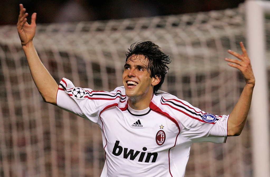 满屏的666!卡卡评个人欧冠3佳球 1v3戏耍曼联后防领衔