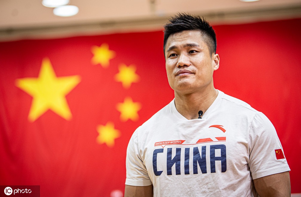 迷弟集体上线!看油管网友花式狂吹中国"军神"吕小军