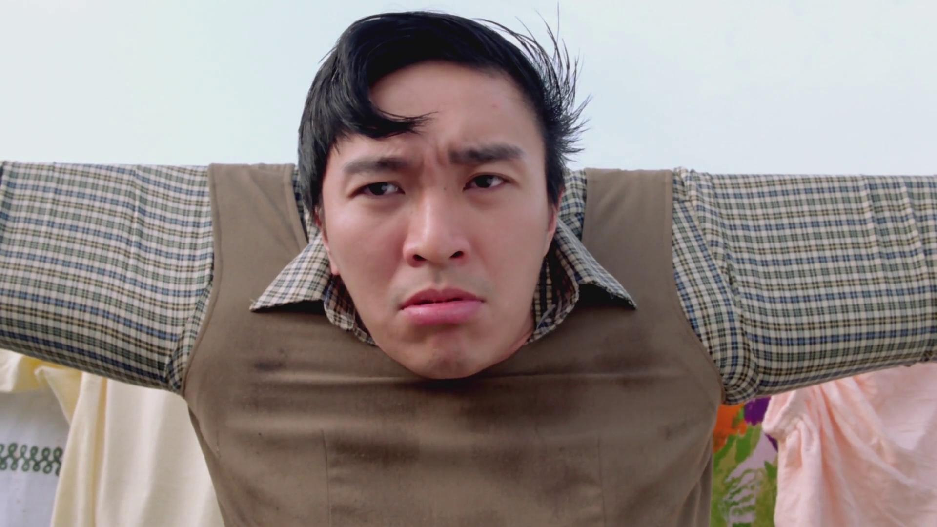 "傻了"的星爷看着还挺可爱,挂在衣架上还唱歌呢