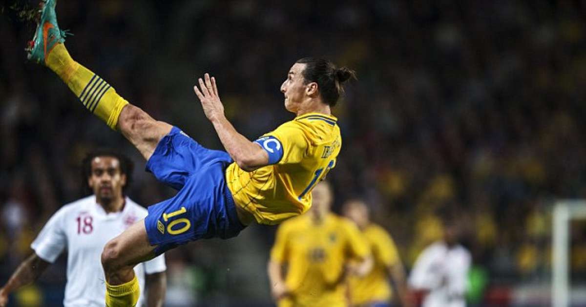 那年今日伊布轰足坛历史最强倒钩!可怜了哈特 三狮军团成背景板