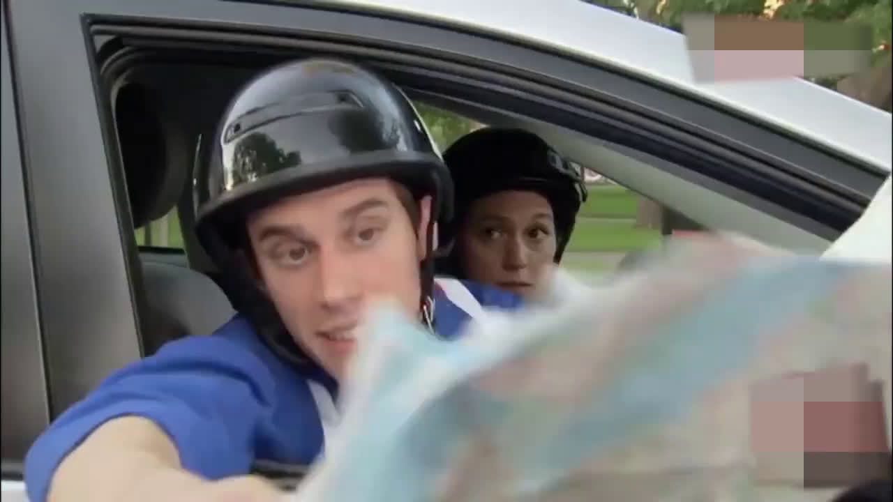 双胞胎合作恶搞路人