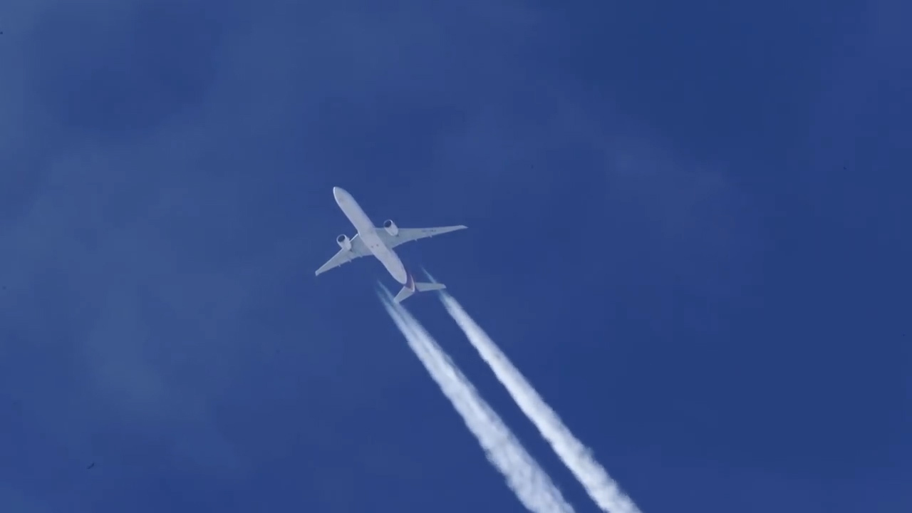 为何飞机从天空飞过