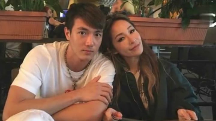 41岁萧亚轩情断小奶狗？