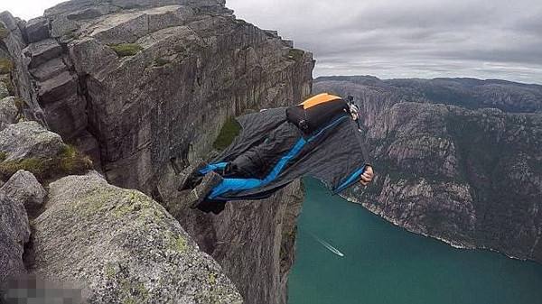恐高慎入!最逼近的死亡的运动 狂人悬崖跳伞令人窒息