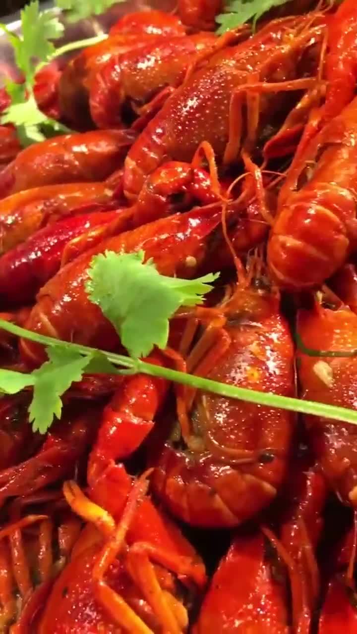 满满的一大盘小龙虾,你想吃吗