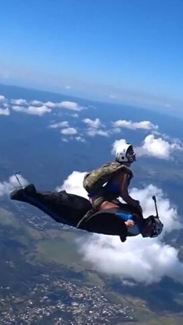 千万别欺负老婆了 飞到天上都能骑着你