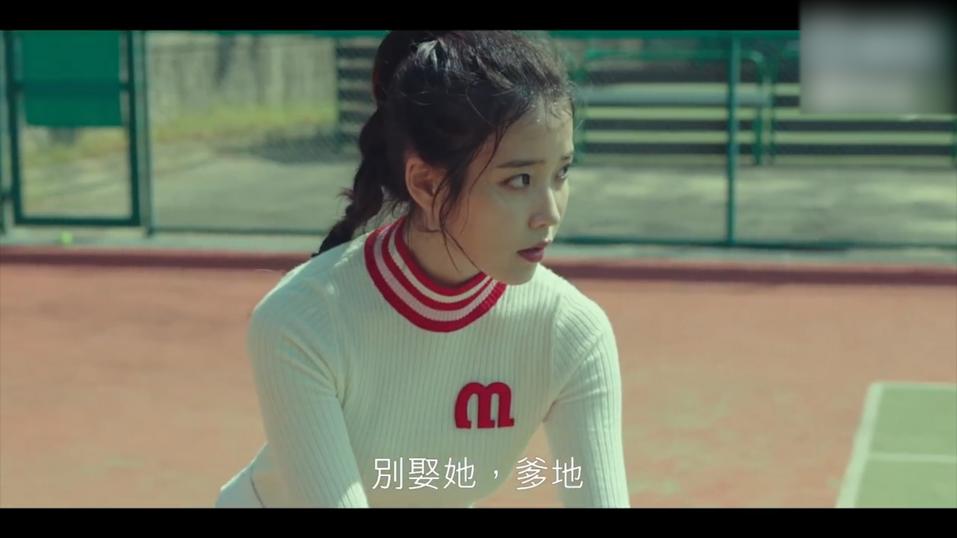 心动的感觉!韩国人气女神iu化身网球少女 穿超短裙秀美腿