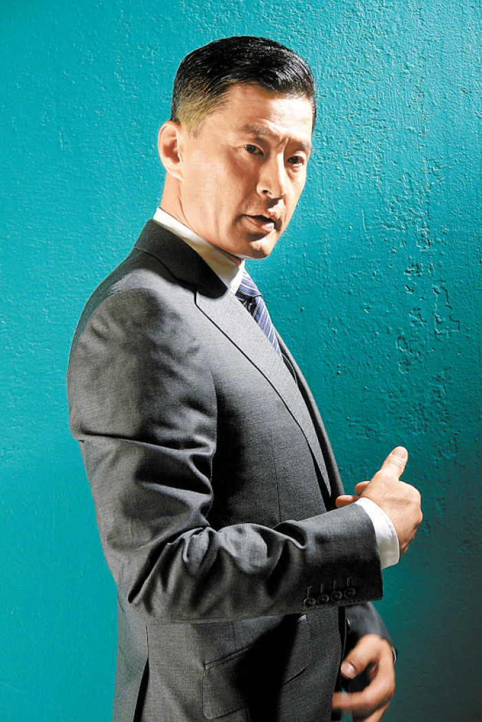 实力派演员于荣光,演技不输李连杰,如今60岁与圈外妻子低调幸