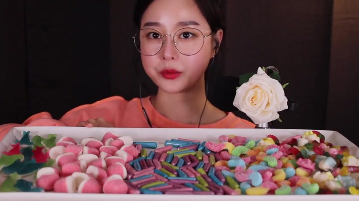 小姐姐准备了各式各样的精美糖果,看颜值就感觉口感不错