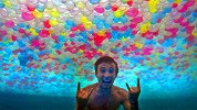 20000个水球放泳池里会咋样？土豪会玩！