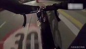 怒气值爆表！公路骑行大哥不好惹 窜天猴当火炮紧追不舍