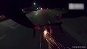 惹不起！公路骑行惨遭调戏 大哥窜天猴儿当火炮追之