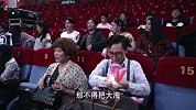 大叔看演出带了很多道具，结果被大妈硬抢去了