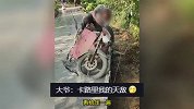 大爷走刚浇筑的水泥路，不顾劝阻骑摩托车碾压百米！工人无奈返工