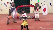 小猴子变身球迷萌炸天！助威道具一个不少