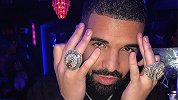 人生赢家！Drake穿ZK5秀总冠军戒指 众人惊呼尖叫