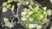 丝瓜这样炒，翠绿不发黑，蒜香浓郁口感软嫩，营养健康简单易做