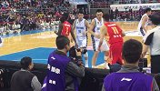 【PP体育在现场】中国大鸟篮下1V3得手！这个高度真令人羡慕