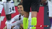 C罗禁区倒地未判点球 总裁无奈苦笑
