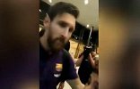 疯狂！阿根廷女球迷球员通道堵梅西 示意球王在胸前球衣签名