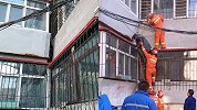 哈尔滨一男子疑醉酒失足坠入2楼夹缝 消防将其安全救出