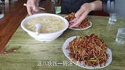 在河南快要消失的老式炒面条，只有到小饭馆才能吃到，这味道绝了
