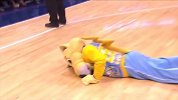 NBA赛场边谁最欢乐 看看吉祥物如何调戏球迷与球员（一）