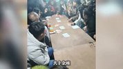 塑料棚白天是小卖部，晚上成赌博场所！云南腾冲被曝村庄暗藏赌局，有人一晚输几十万