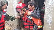 辽宁朝阳强降雨引发山洪淹多地 消防紧急救援从炕上背出被困群众