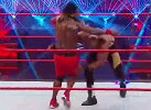 蛮横！WWE莱斯利野牛冲击撞翻对手