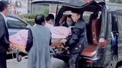 好无奈！办实名认证必须本人到场 女儿只能用担架抬老父亲去银行
