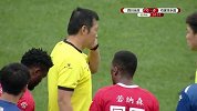 经过VAR永昌后场解围送点 阿隆怒射轻松破门