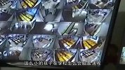 男童被老师“带进”卫生间，用毛巾捂住孩子的头，妈妈边说边流泪