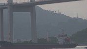 航拍虎门大桥通航水域恢复通航：船只排队从桥底穿过