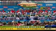 美国举行吃热狗大赛 加州“大胃王”获五连胜