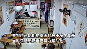 男子遇困难进店想吃隔桌剩饭，老板阻止后免费送面，男子2次下跪感谢