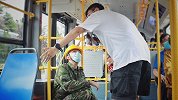 看到农民工怕弄脏座位而蹲坐在公交车上，有人直接将他扶了起来