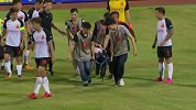 卓尔后防大将身体对抗手部脱臼 无法坚持比赛被宋志伟换下