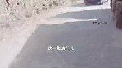拐弯不减速翻车了！