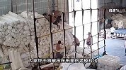 货架突然垮塌，广东一老板被“布山”掩埋，家人与工人刨货救人！