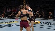 败人品！铃声结束后乔安娜又打中张伟丽一拳
