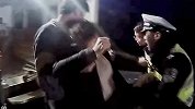 黑夜中孕妇车祸被卡担心胎儿不保绝望痛哭 民警拼命援救