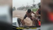 轿车被困洪流，3人用车搭桥砸窗救人：水深1米，但人命最重要！