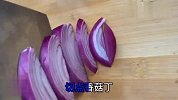 鸡肉饼的家常做法十分简单，酥脆多汁又好吃